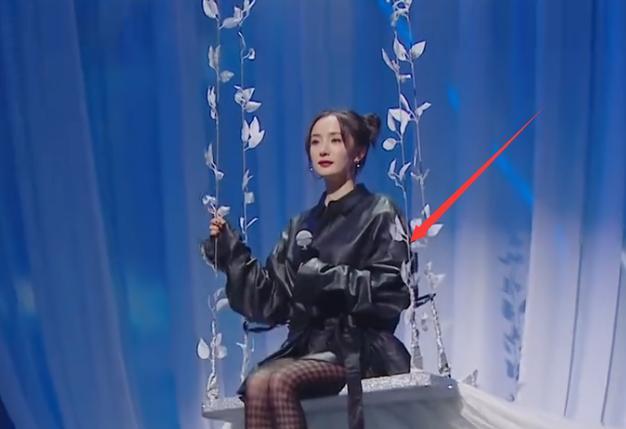 杨幂|杨幂吊威亚上唱歌，垂下来的“蜜汁腿”亮了，钢丝都不敢说比这直？