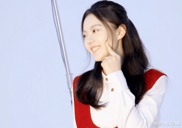 衬衫|赵今麦终于没刘海了，一头乌黑长发拍大片，穿背带裙有点“显壮”