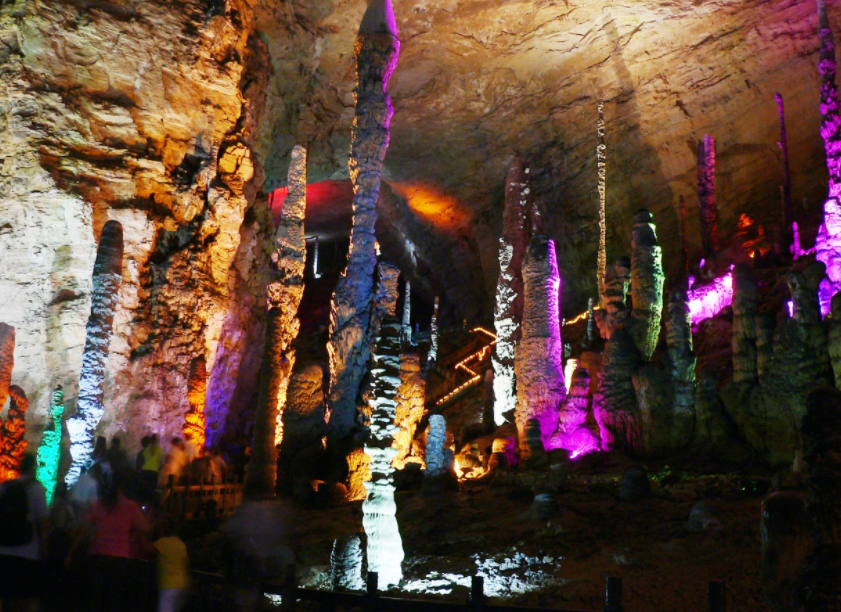 黄龙洞 原来，滴状水沉积，是黄龙洞洞条中占优势的碳酸钙沉积景观