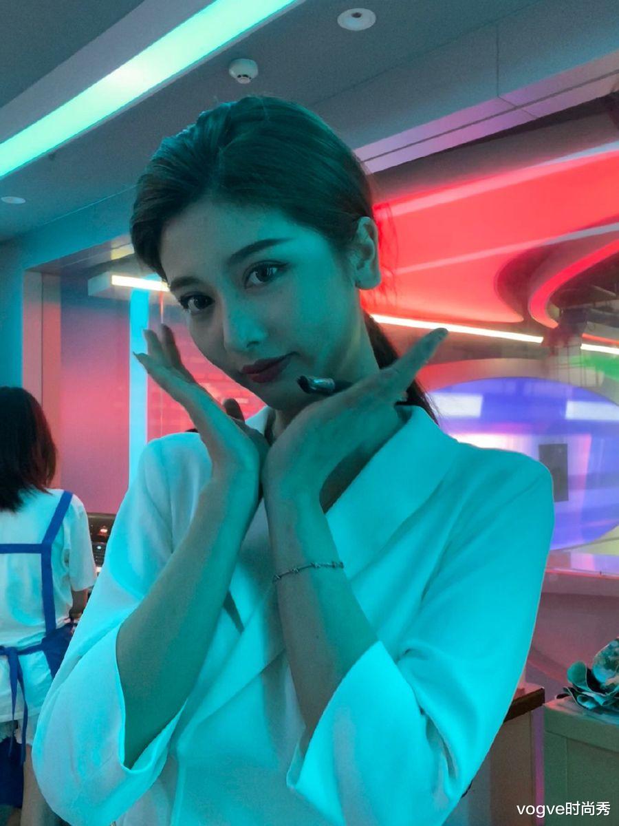 vogve时尚秀|心动的信号4：女嘉宾换上职业装，女4认不出来，女2很质朴