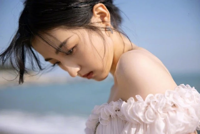 张子枫|国民闺女张子枫彻底大逆袭！穿露肩裙美成希腊公主，成红毯大赢家