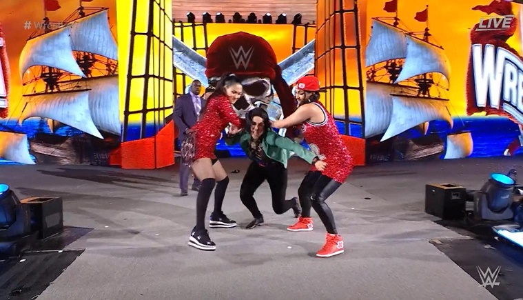 摔角狂热|滑倒、误报、配合失误，今年WWE摔角狂热的?社?死场面你留意到了吗？