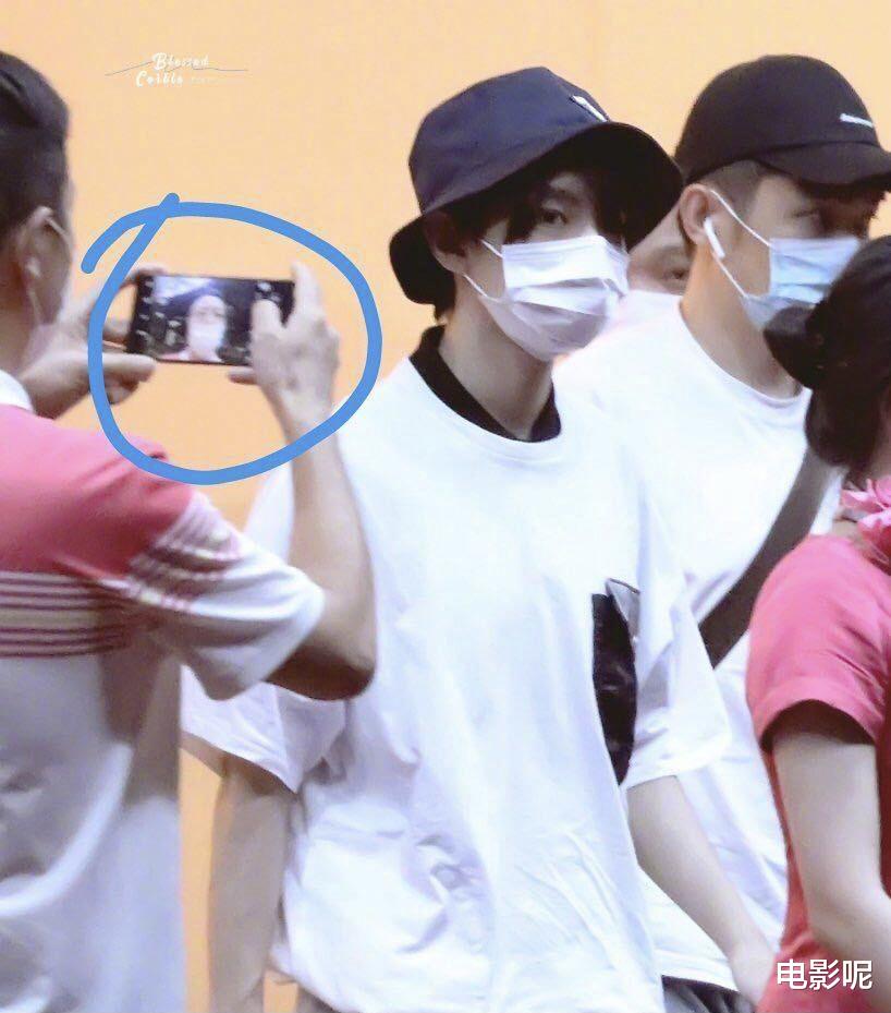 王俊凯|路人大哥近距离看到王俊凯后，笑容越来越有意思，表现得好快乐