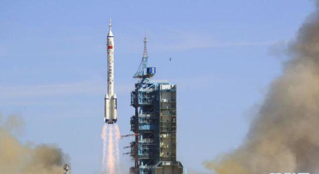 航天员 航天员“出差”工作快过半,太空生活井井有条,工作忙也不忘健身