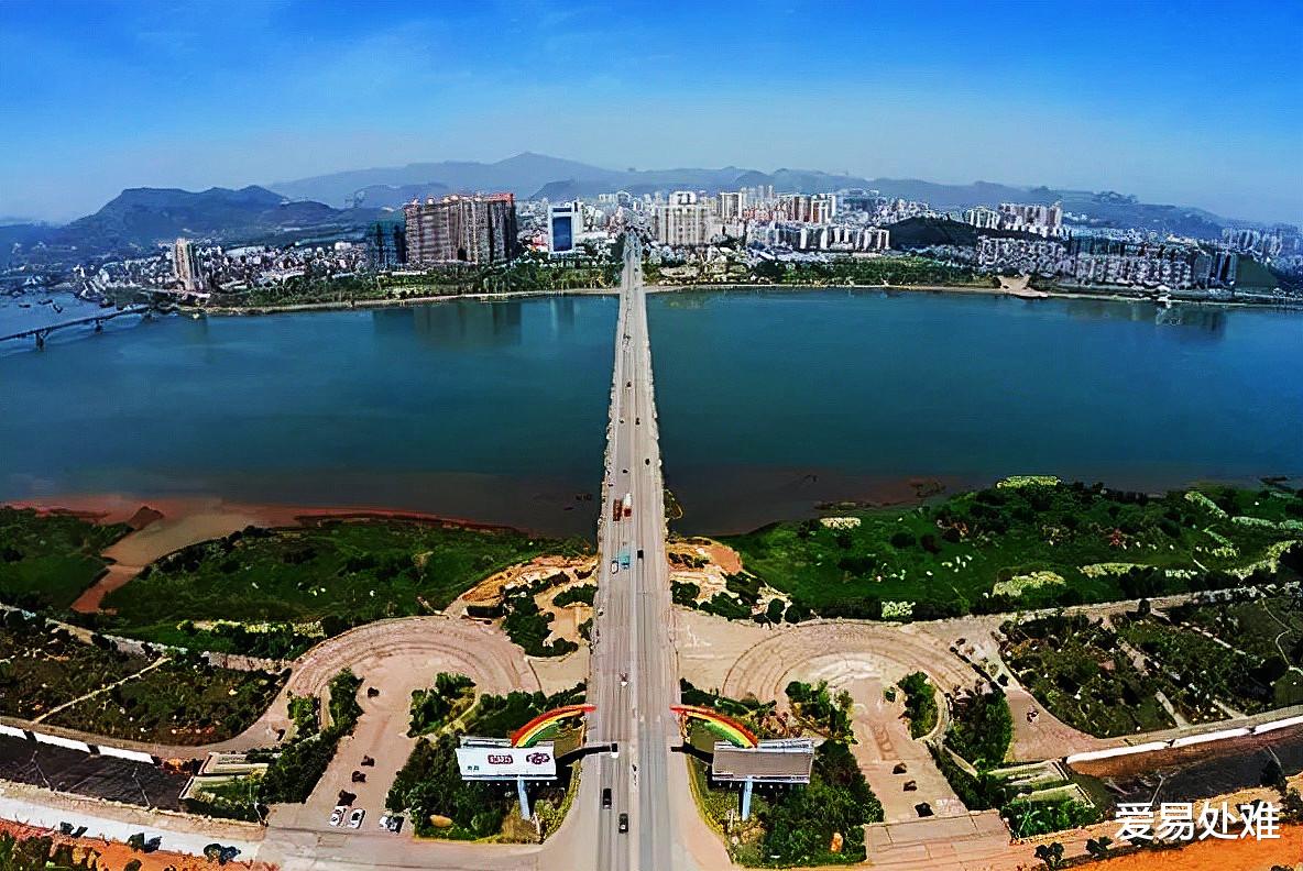 因技术手段落后，奸尸恶魔险逃过制裁，最终一块雨布令其暴露身份