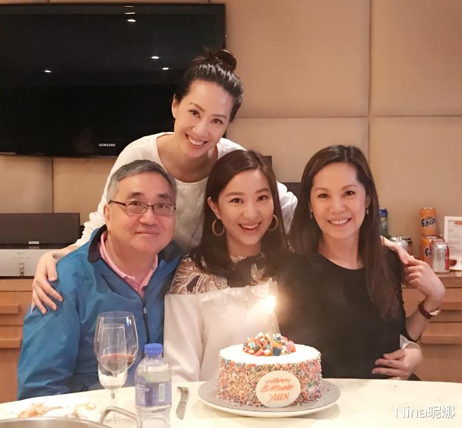 甄子丹|甄子丹夫妇久违赴宴!娇妻穿长裙秀曲线太用力,沙漏身材比老公高半头