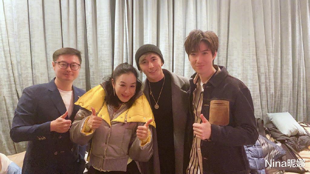 娱乐圈|51岁钟丽缇真放得开，穿开衫低领裙搭肩交警公公敬酒讨红包，不怕婆婆吃醋