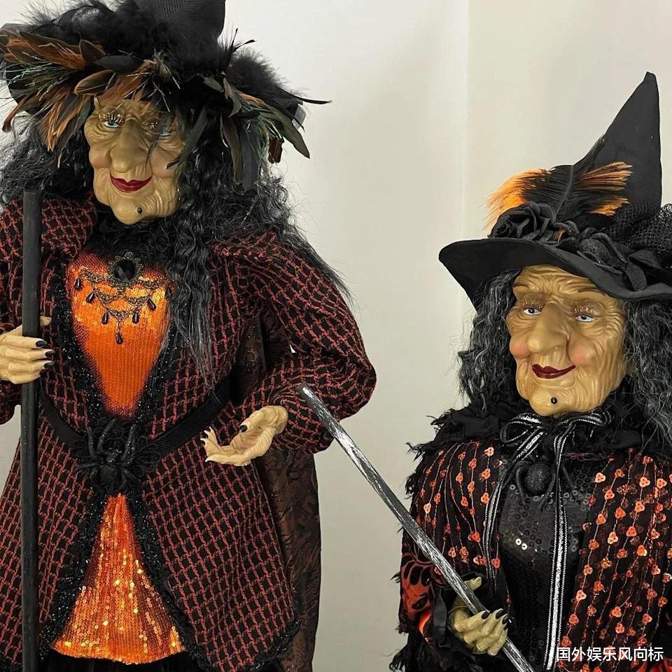 凯莉·詹娜|卡戴珊和凯莉·詹娜展示万圣节布景，骷髅、南瓜、假鸟应有尽有