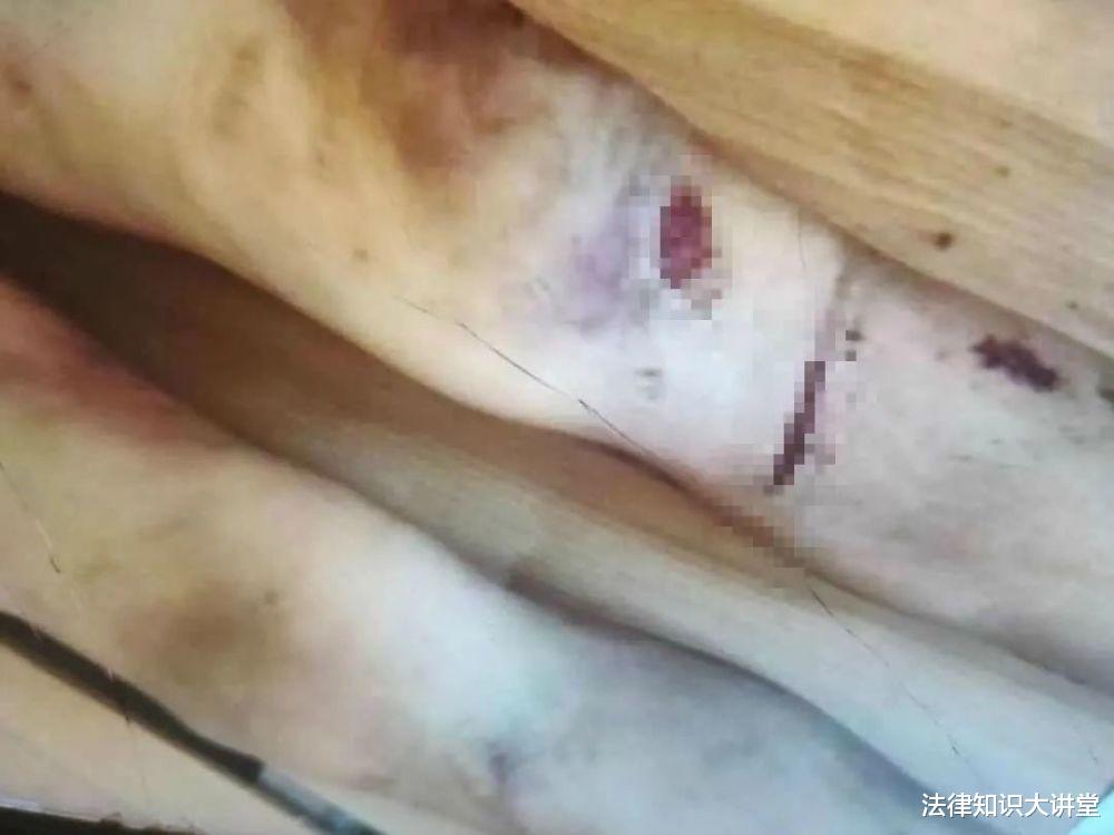 法律知识大讲堂 12岁男童被亲生父母虐待，惨死家中，被告一审获刑6年