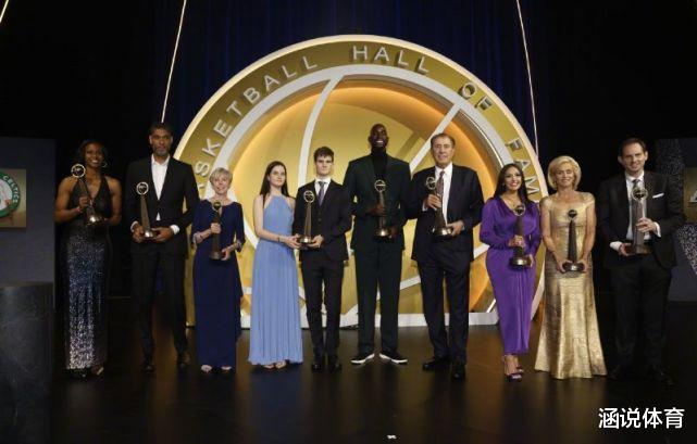 名人堂|名人堂感动瞬间！瓦妮莎演讲乔丹落泪，马刺师徒同框，狼王幽默