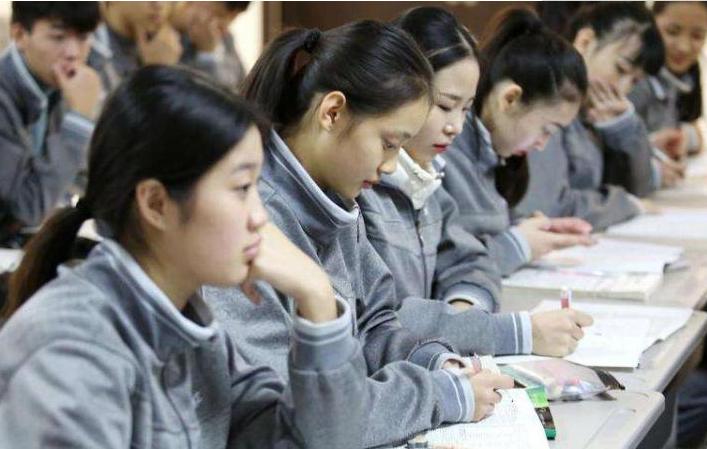 糯妈育儿经|美术生考试画“自画像”，老师刚给满分，看到学生后直呼草率了