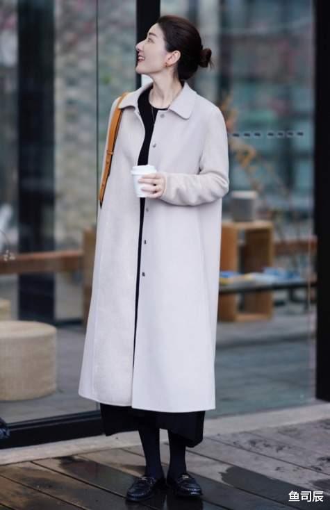 鱼司辰 今冬流行的“小黑裙”正火，搭配上大衣和羽绒服都超美，高级时髦