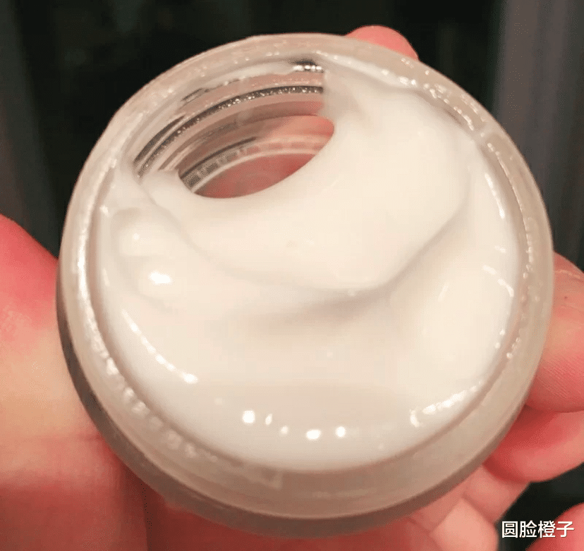连衣裙|国货有一老牌眼霜，不仅保湿还提亮去黑，很适合眼周暗淡的人用