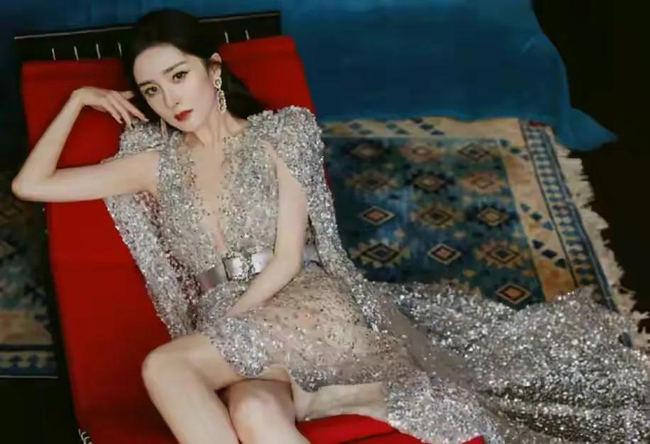 许晴|唐嫣红毯造型没长进！杨幂刘诗诗惊艳四座，蒋勤勤年龄大缺乏自信