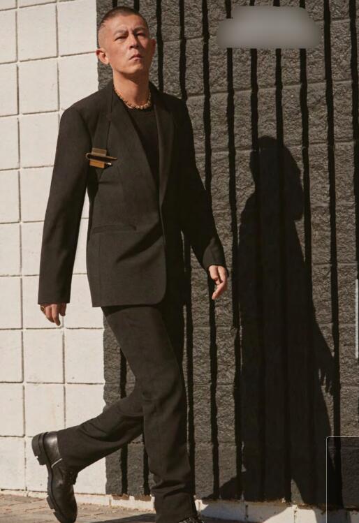 陈冠希|41岁陈冠希街头拍写真，路透照下满脸沧桑憔悴，发际线飙升严重秃鬓角