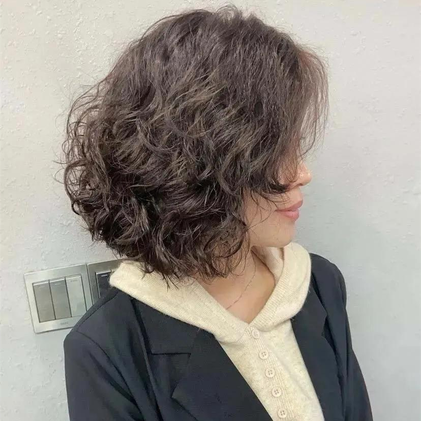 发型 今年全头烫发太火了，年轻人烫洋气，中年人烫时髦，老年人烫减龄