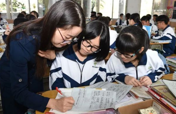 安妈育儿日|教育部传来“利好消息”，第一学历歧视不复存在，专科生喜笑颜开