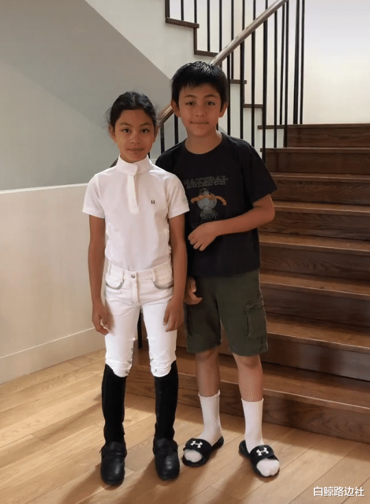 诺一|10岁诺一带妹妹开跑车！晒黑后长相酷似刘烨，看到车激动合不拢嘴