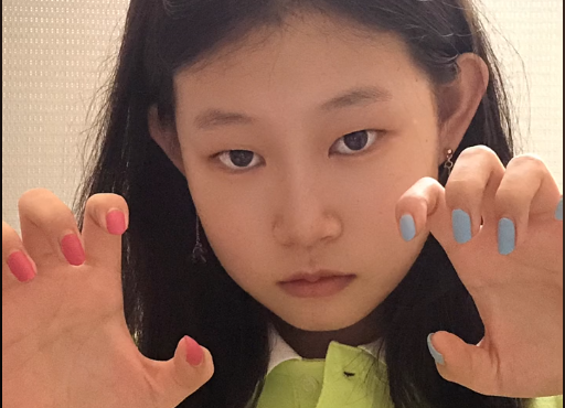 小沈阳|小沈阳14岁女儿晒性感照！穿短上衣秀小蛮腰，化浓妆涂指甲显成熟