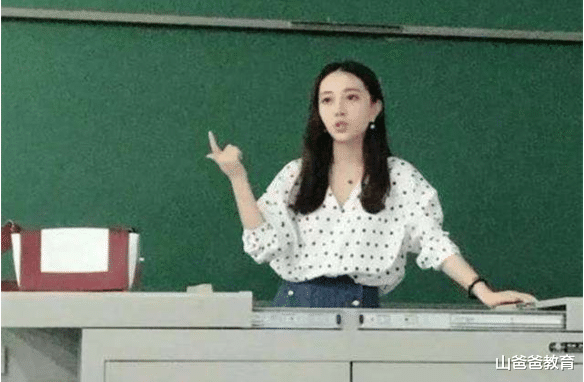 教师|00后师范生穿JK在教室拍照，评论区一片骂声：姿势轻浮不配当老师