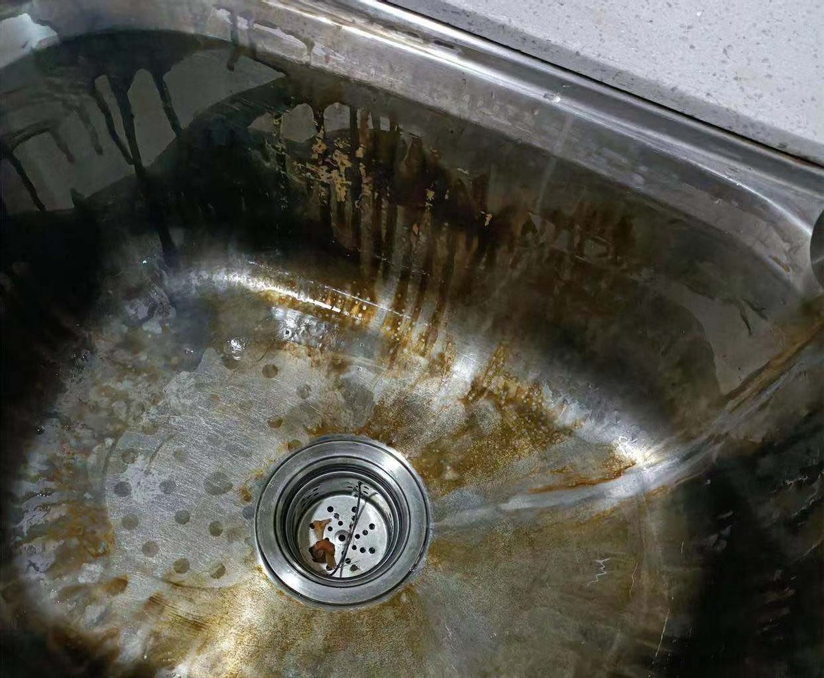 家居超人 建议：灶台上别摆瓶瓶罐罐了！教你正确做法，干净不占地方