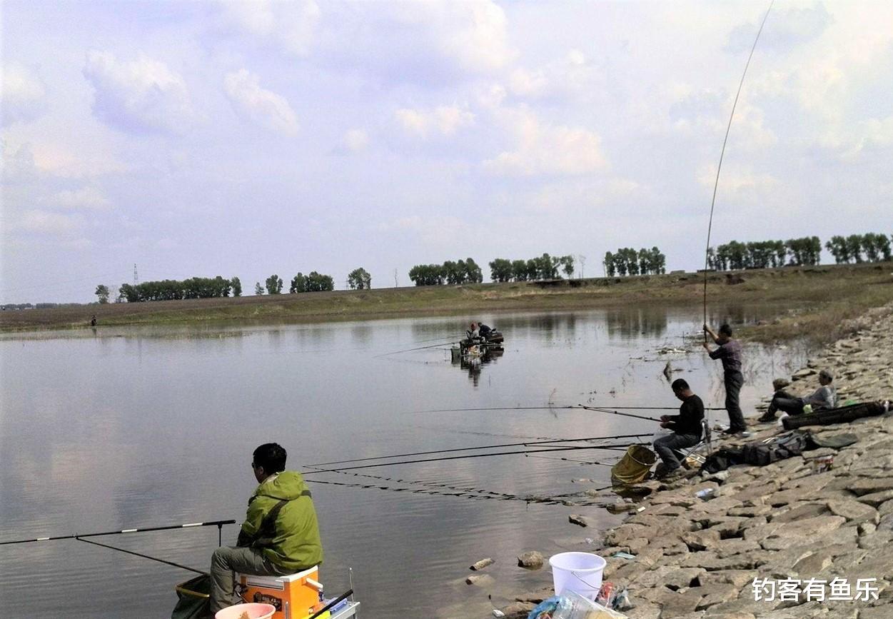 饵料|冬季野钓不想空军？避开4大误区，4种天气不出钓，试试这2种钓法