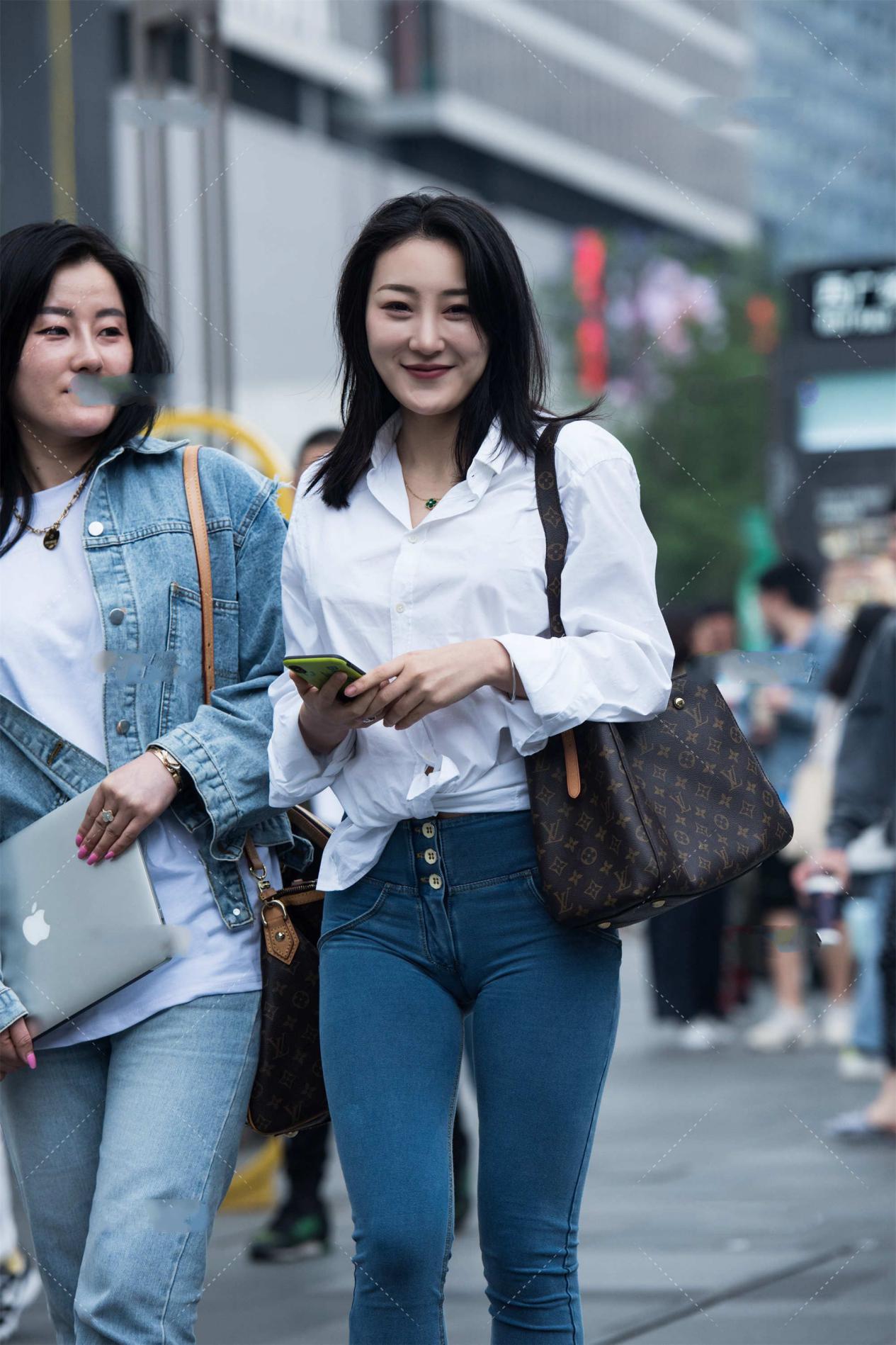 穿衣搭配|白衬衫与牛仔裤的搭配，简约时尚，高级又有质感