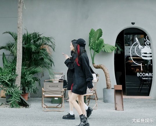 杨幂|杨幂在北京三里屯逛街频繁被偶遇,衣服穿搭相当好看,身材又瘦又美