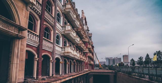 秋天的大冬天 河北一“烂尾楼”走红,斥资170亿停工6年,如今逆袭成网红打卡地