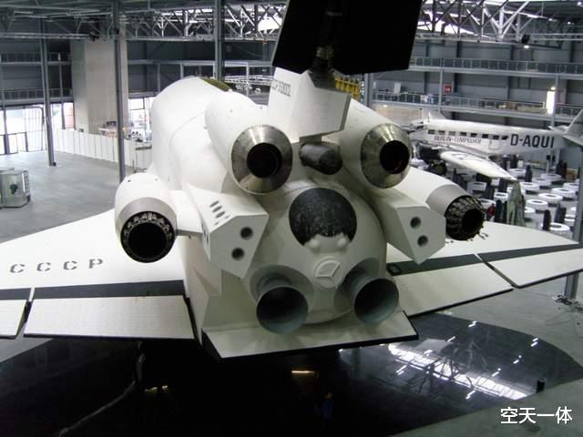 航天飞机 原来暴风雪号航天飞机不只一架，曾身绑4台AL31，水平从机场起飞