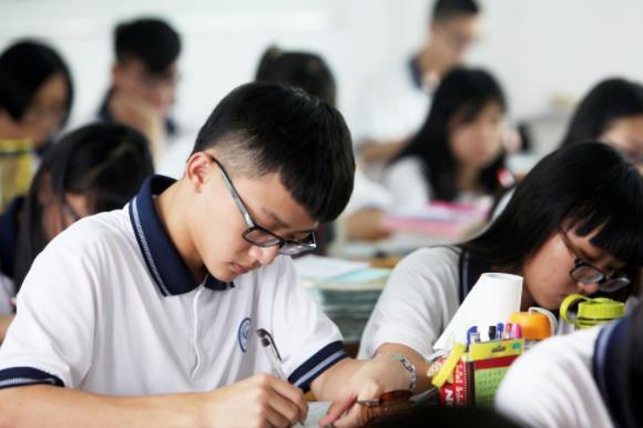 消化内科石医生 消食片会引起胃溃疡和发育不良，尤其是学龄期孩子！是真的吗？