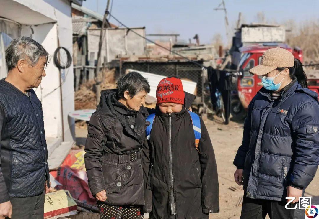 乙图 11岁男童放学后离家出走，被姑姑拦路截回，爸爸听说后眼睛湿润