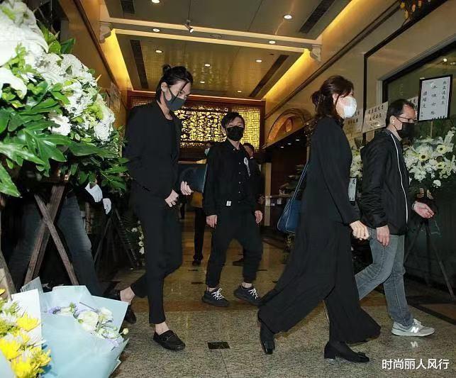 吴孟达|吴孟达出殡现场！大女儿一头红发气质高冷，身材高挑比妹妹瘦一圈