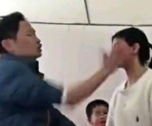 广东:男子狂扇妻子23个耳光,期间吐了两次血,儿子也在现场