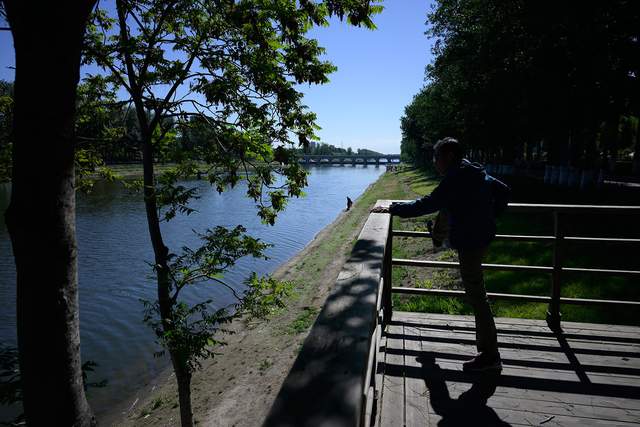 相机|十一旅游相机怎么选：想选6000元半幅微单？不如直接上全幅