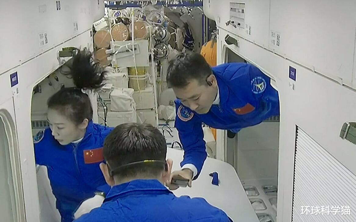 空间站 中国空间站无重力环境下，王亚平的辫子为什么总是向上竖着？