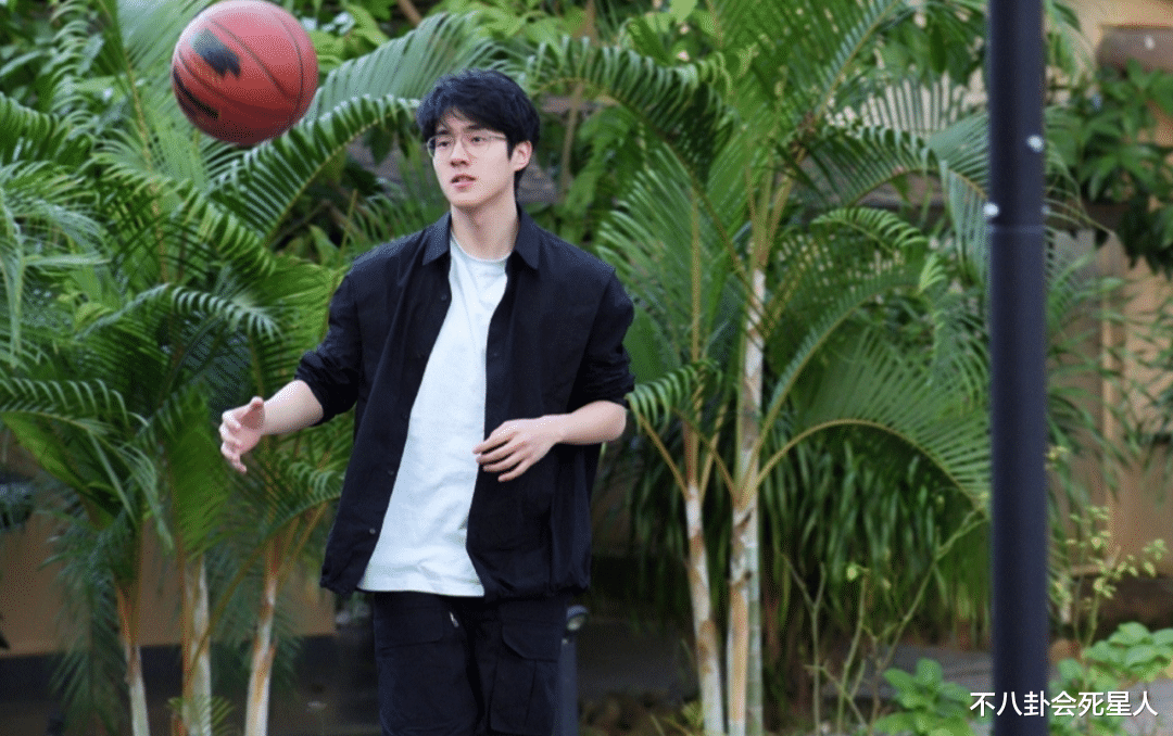 型男|“男版鞠婧祎”都变成阳刚型男，脂粉气的男爱豆，终于做出改变了