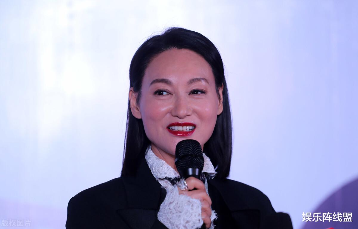 惠英红|惠英红苦难情史：被富二代嫌弃，遭男友背叛，苦等水兵48年仍未婚