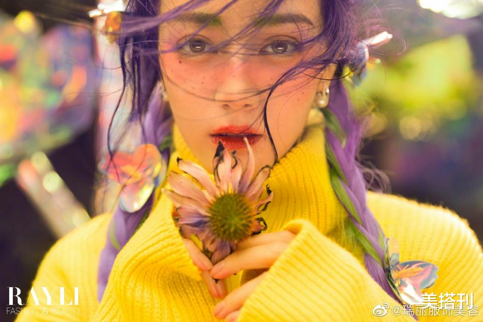 美搭刊|迪丽热巴新发型，挑染紫绿麻花辫神秘美丽，异域长相hold住雀斑妆
