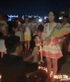 |“这么粗鲁的坐姿，还有成批的人喜欢她，我差在哪了呢？”