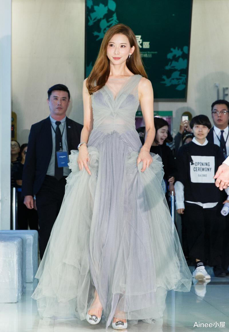 林志玲|林志玲衣服“解暑”凉快，吊带蕾丝裙拼薄纱，身材曲线更吸睛了