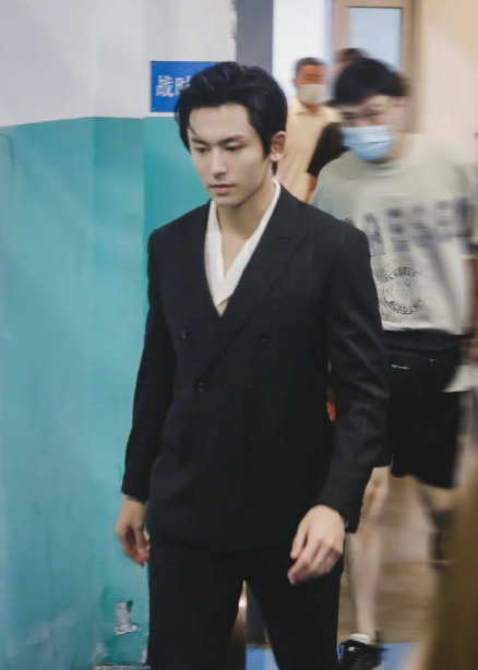 来魔女食堂吧|为保大局，张哲瀚承认自己无知：虽未退网，但全部代言终止合作