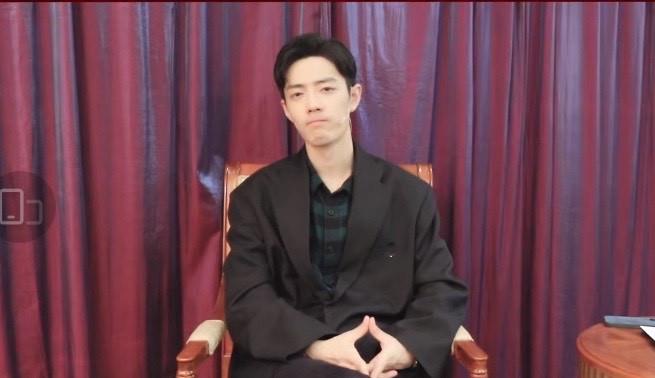 肖战|肖战和工作人员“玩游戏”输惨了！答错问题发福利，全程素颜出镜