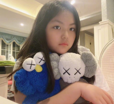 张亮|张亮为儿庆生！14岁天天烫发化妆好成熟，气质大变网友直呼认不出