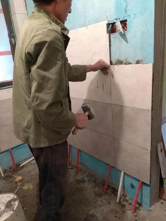 装修时尚家|头一次见瓷砖“从上往下”贴，这手艺见过的都说服！