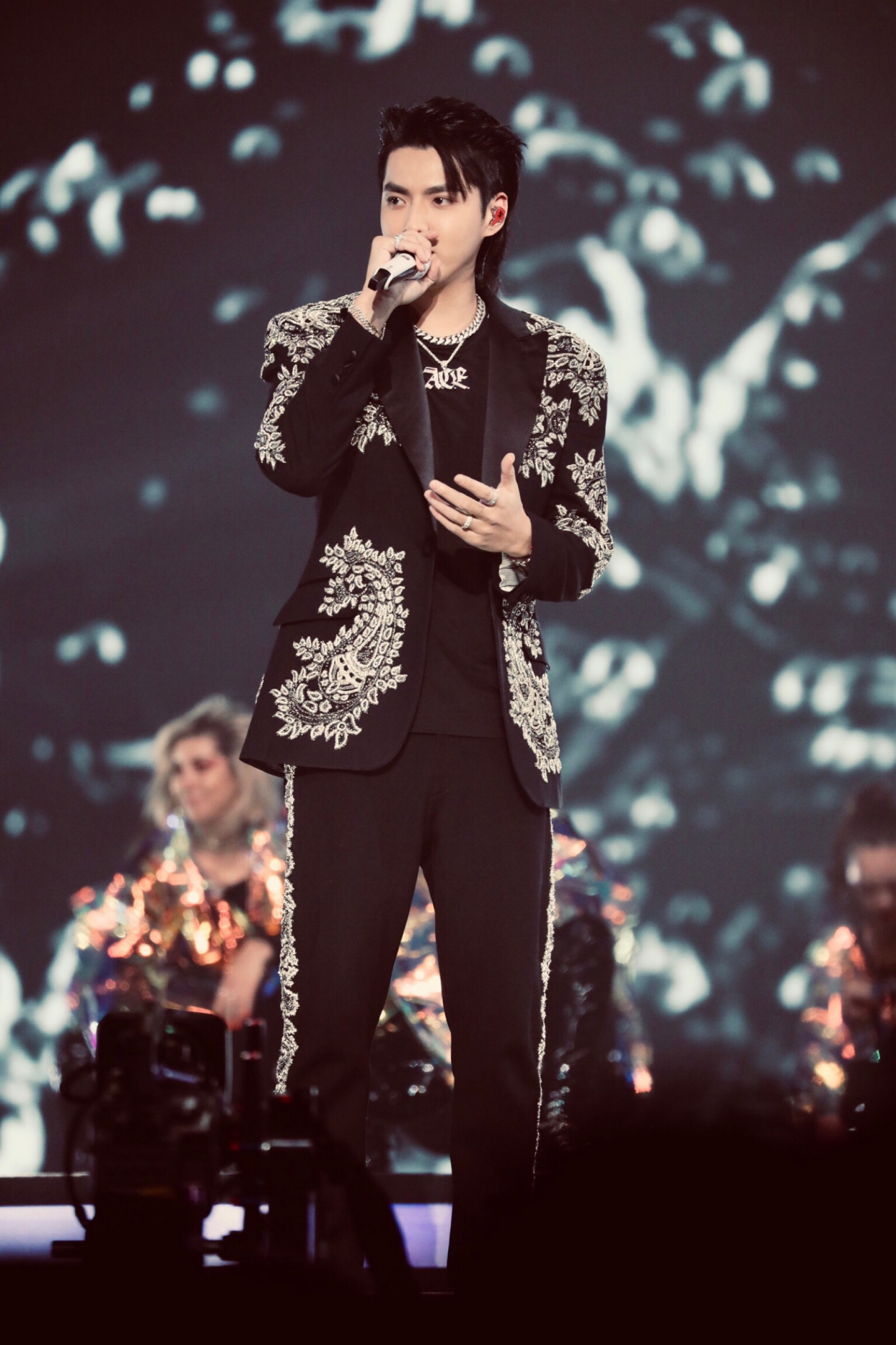 吴亦凡|央视《新闻联播》点名不良粉丝文化，缺少热度，吴亦凡何去何从