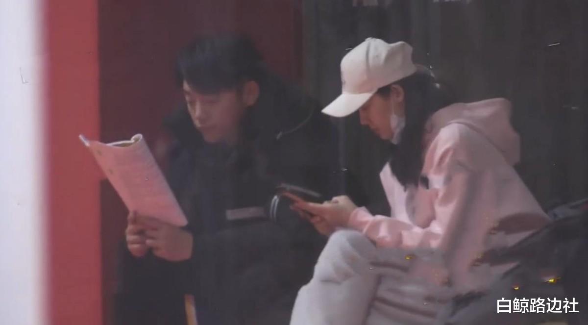 郑恺|郑恺获妻女探班！苗苗贴心为老公贴暖宝宝，拿篮球逗女儿互动温馨