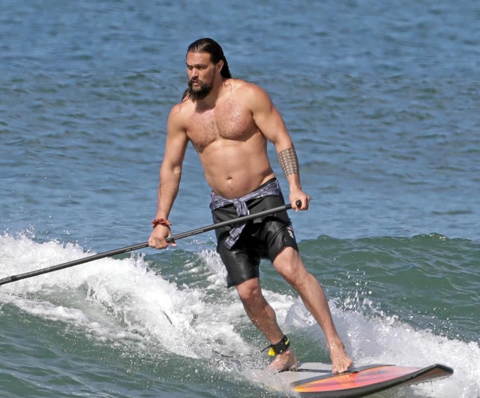 杰森·莫玛|“海王”夏威夷冲浪犹如轻功水上漂 傲人肌肉让人忍不住想摸一把