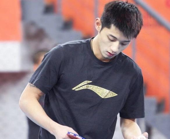 张继科|疑张继科神秘女友曝光，高颜值长腿吸睛，粉丝在评论区喊“嫂子”