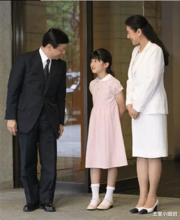 |德仁女儿奴无疑了，领带和爱子衣服相呼应，15岁悠仁比佳子都高了